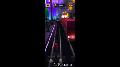 Jugando subway cyti en el celular.